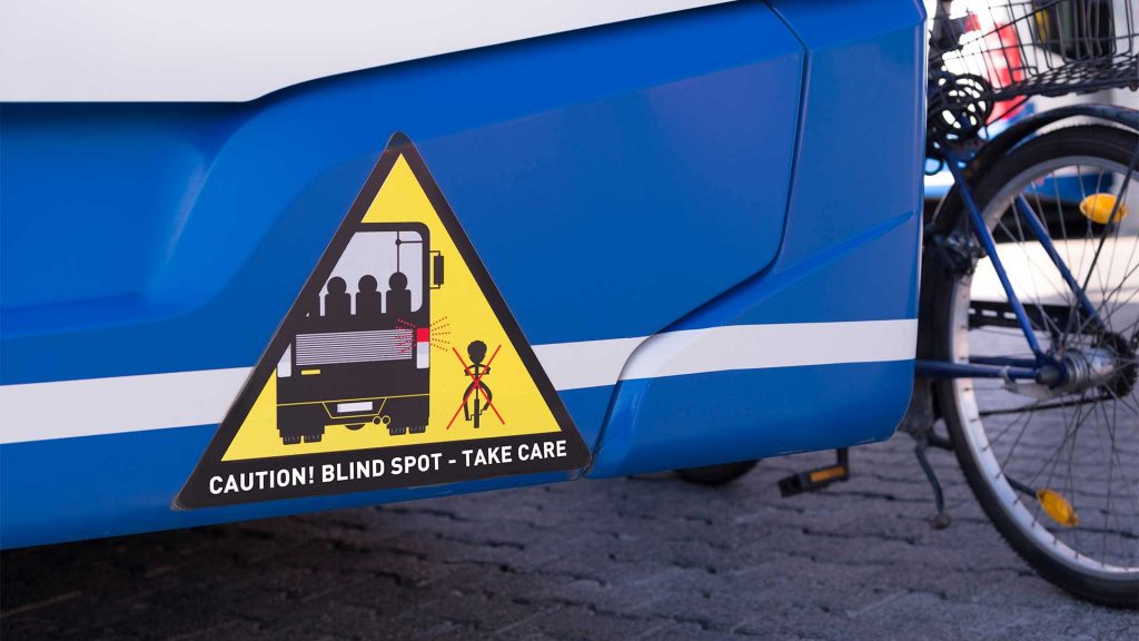 Bus con segnale pericolo angolo cieco